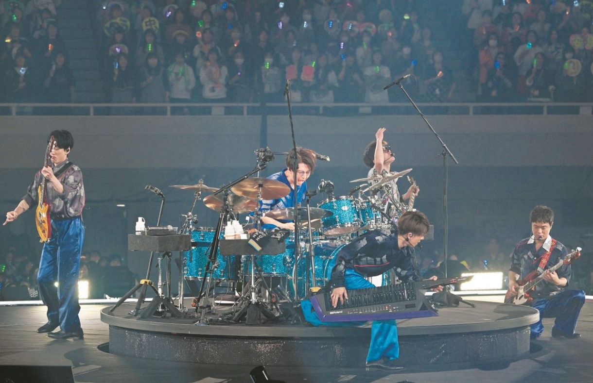 SUPER EIGHTが初の武道館公演 360度ステージで1万4000人のファンと一体