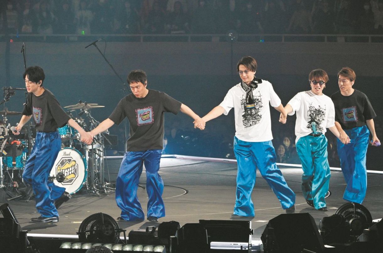 SUPER EIGHTが初の武道館公演 360度ステージで1万4000人のファンと一体
