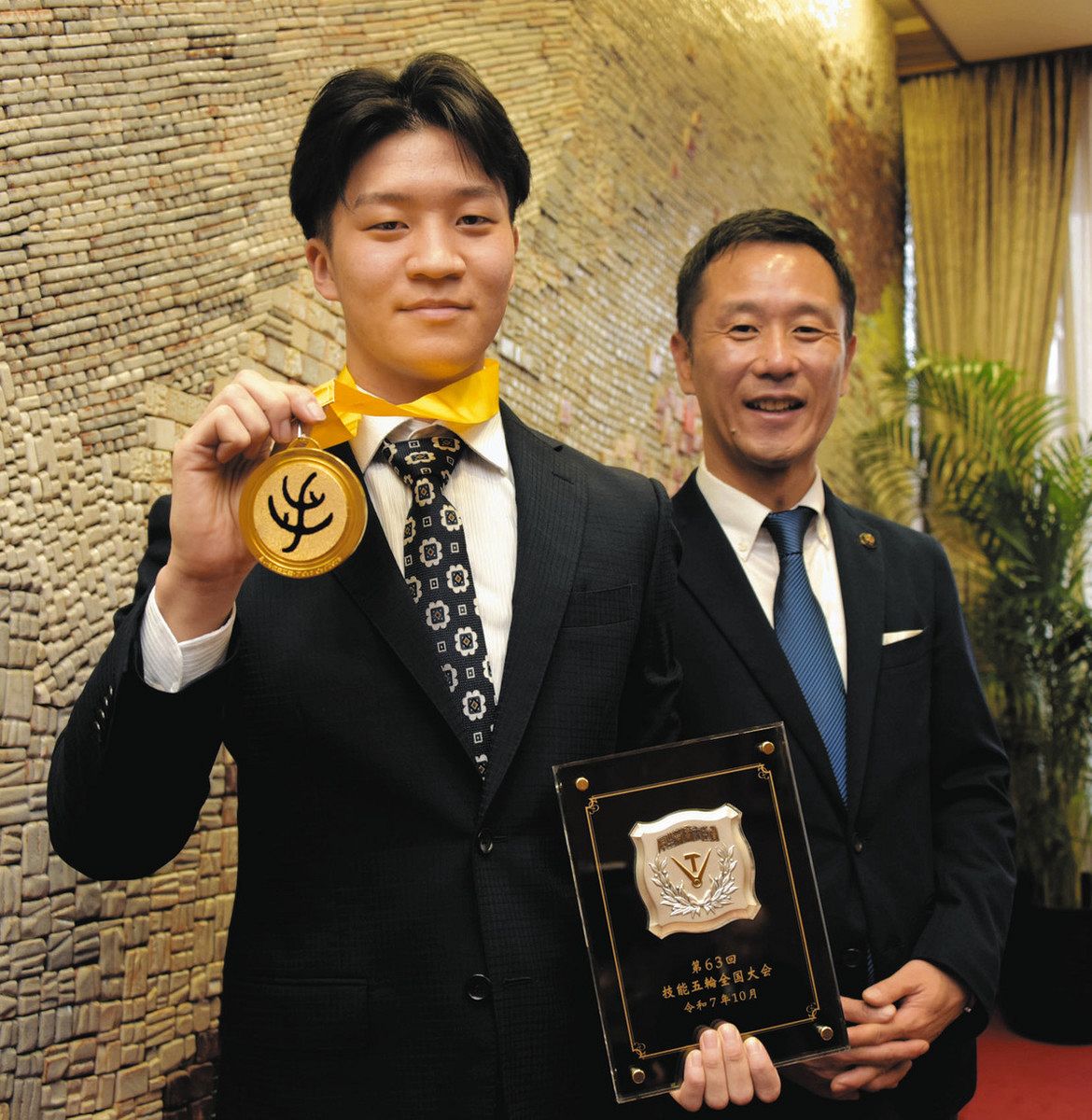 高木市長（右）に国際大会への意気込みを語った菅田さん＝多治見市役所で
