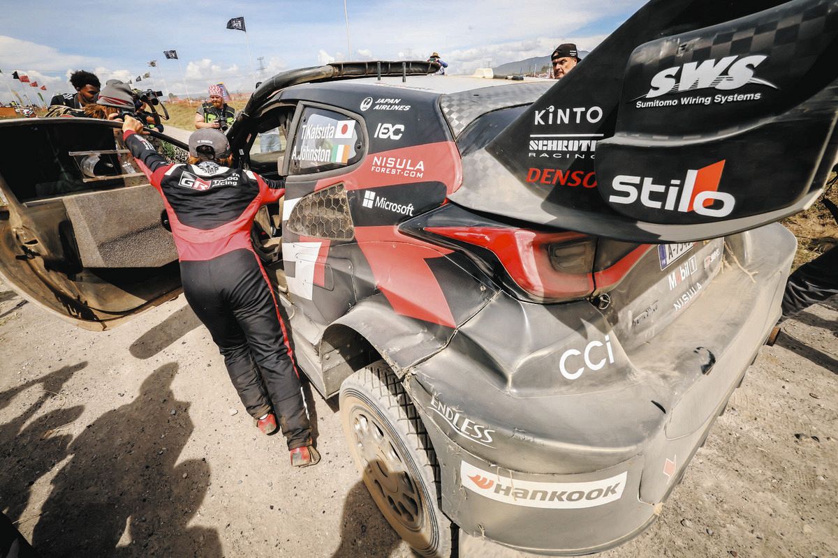 無念の勝田貴元…総合4位で迎えた最終ステージで転倒、クルマを押して