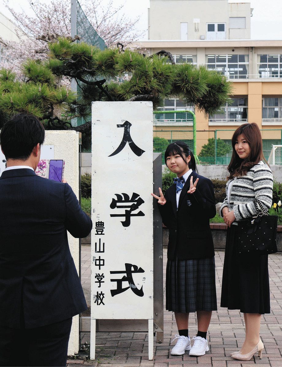 女子中学生の制服での登校 
