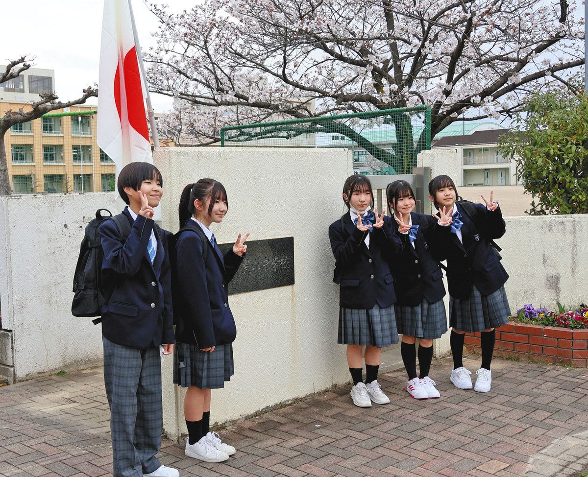 女子中学生の制服での登校 