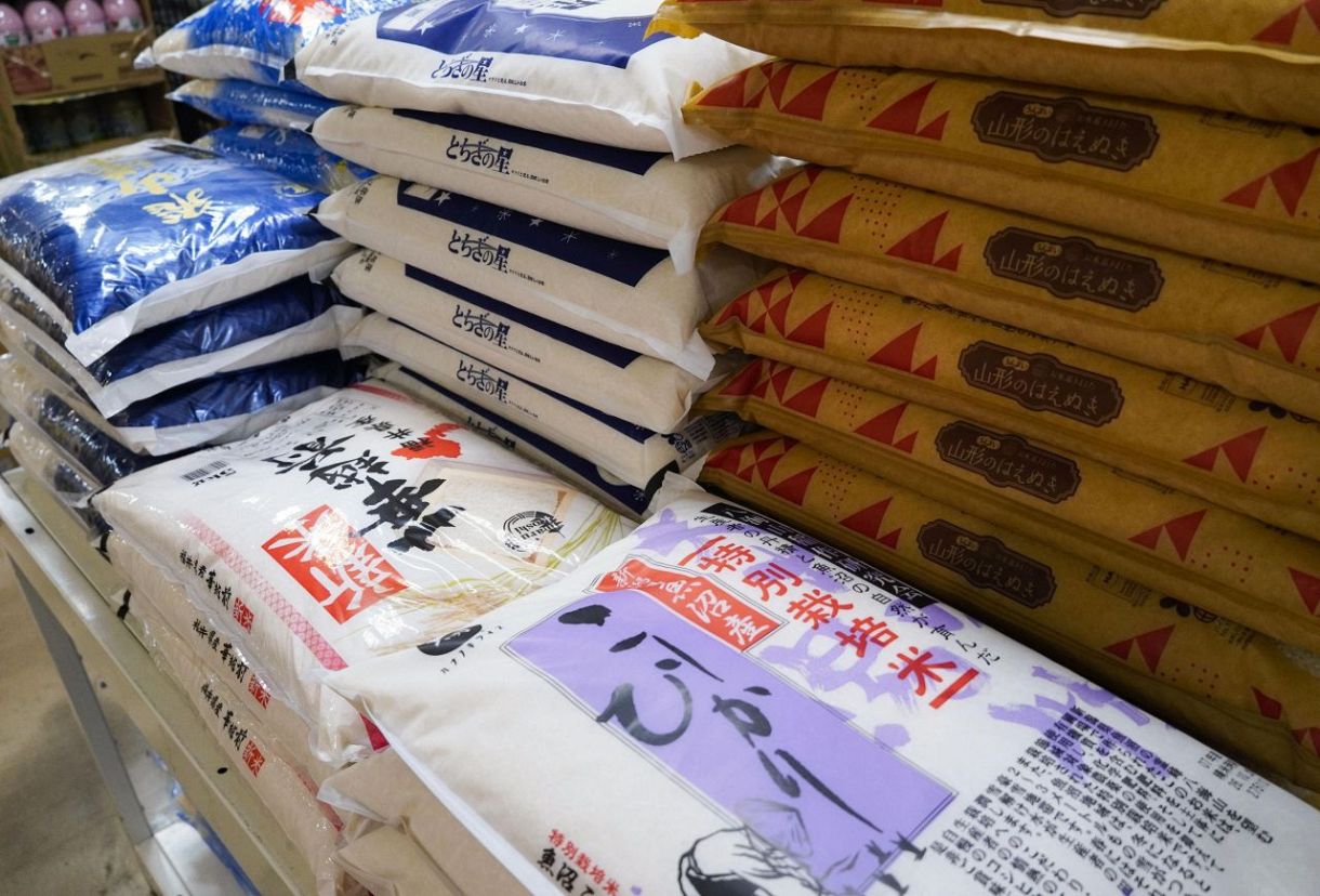 　スーパーに並ぶコメ＝１６日、名古屋市内