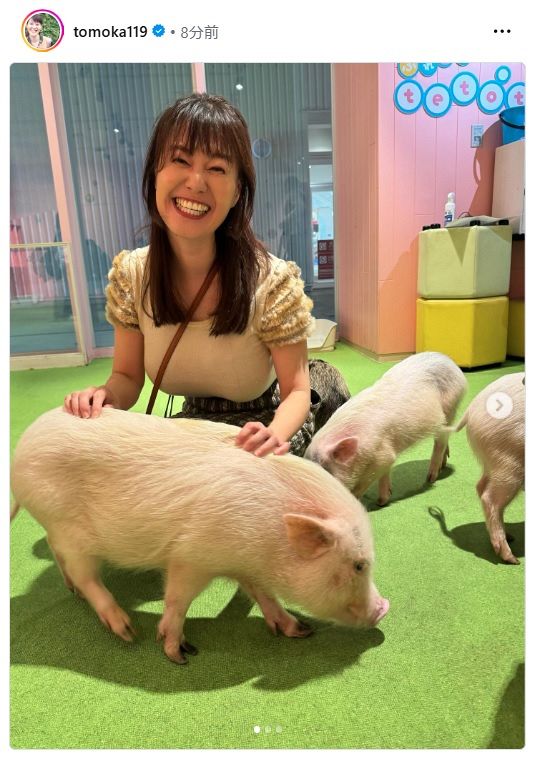実際の投稿】愛くるしい「豚ちゃん」を前に笑顔の竹中知華アナ【写真