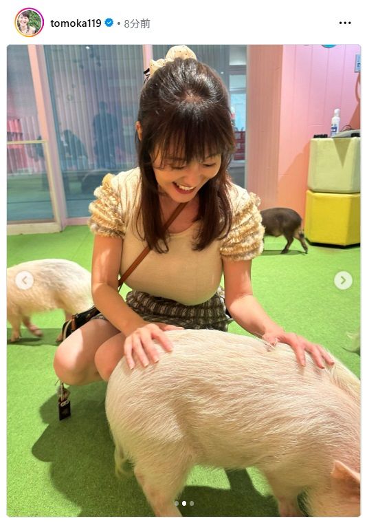 実際の投稿】愛くるしい「豚ちゃん」を前に笑顔の竹中知華アナ【写真