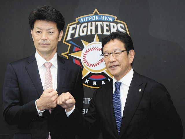 日本ハムの１軍外野守備走塁コーチへの就任が決まり、栗山英樹監督と来季の健闘を誓い合う上田佳範さん（左）