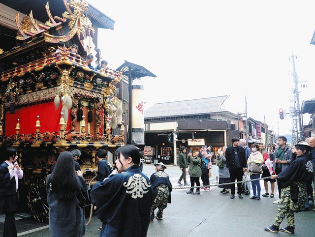 天候が回復した時間帯に、蔵から半分ほど曳き出された麒麟台 