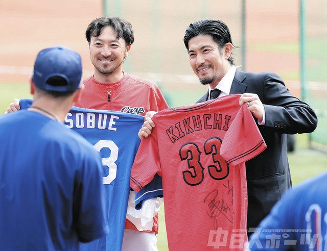 広島―中日 祖父江大輔さんと菊池：中日スポーツ・東京中日スポーツ