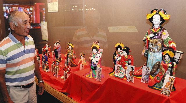 土人形で花魁道中 再現 小松の川崎さん 収集品展示：北陸中日新聞Web