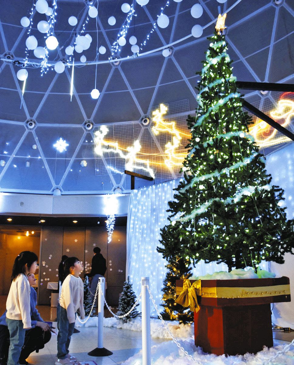 キラキラツリーに大歓声 坂井・県児童科学館でクリスマスへ向け点灯式