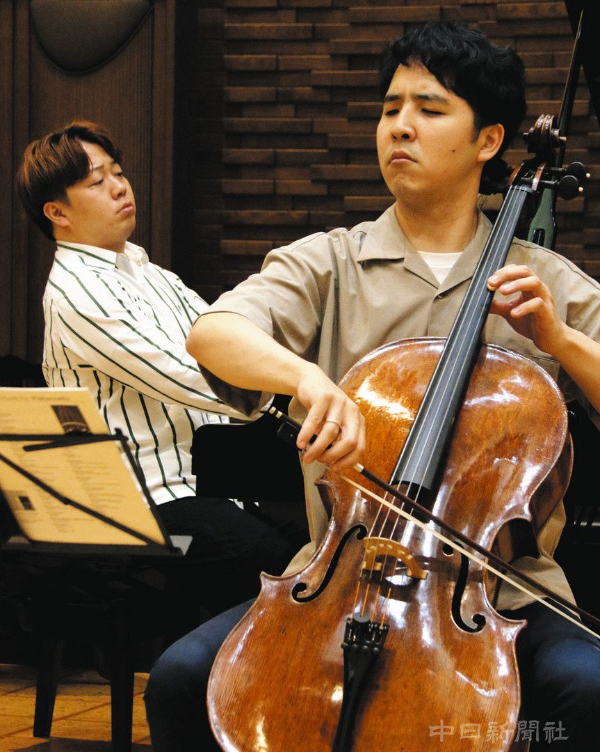 デュオリサイタルのリハーサルをする三井静（右）と古田友哉