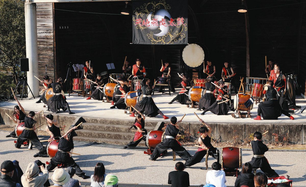 勇ましい演奏を披露したメンバーら＝土岐市下石町の市総合公園で
