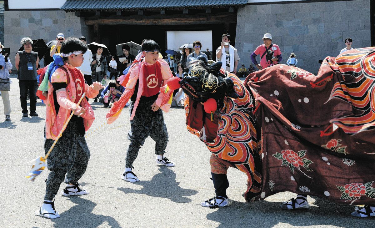 舞でエール、心打つ 金沢の避難者らに向け 門前の獅子舞：北陸中日新聞Web