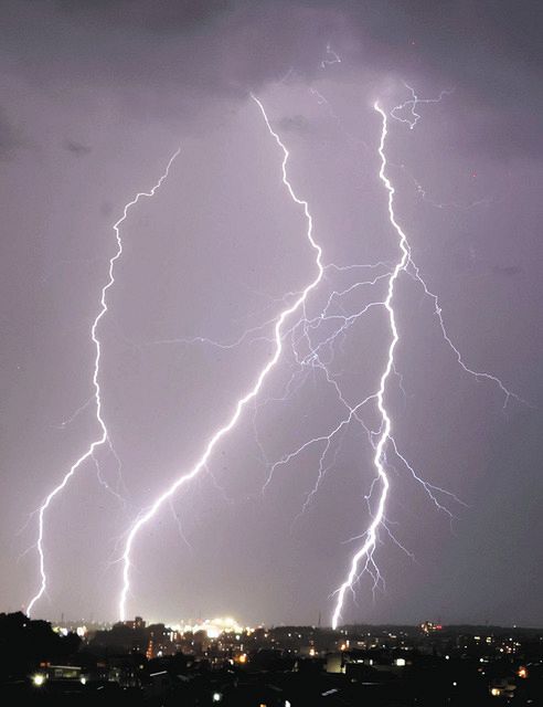 雷鳴とどろかせ走る稲妻 静岡県西部で雷相次ぐ：中日新聞しずおかWeb