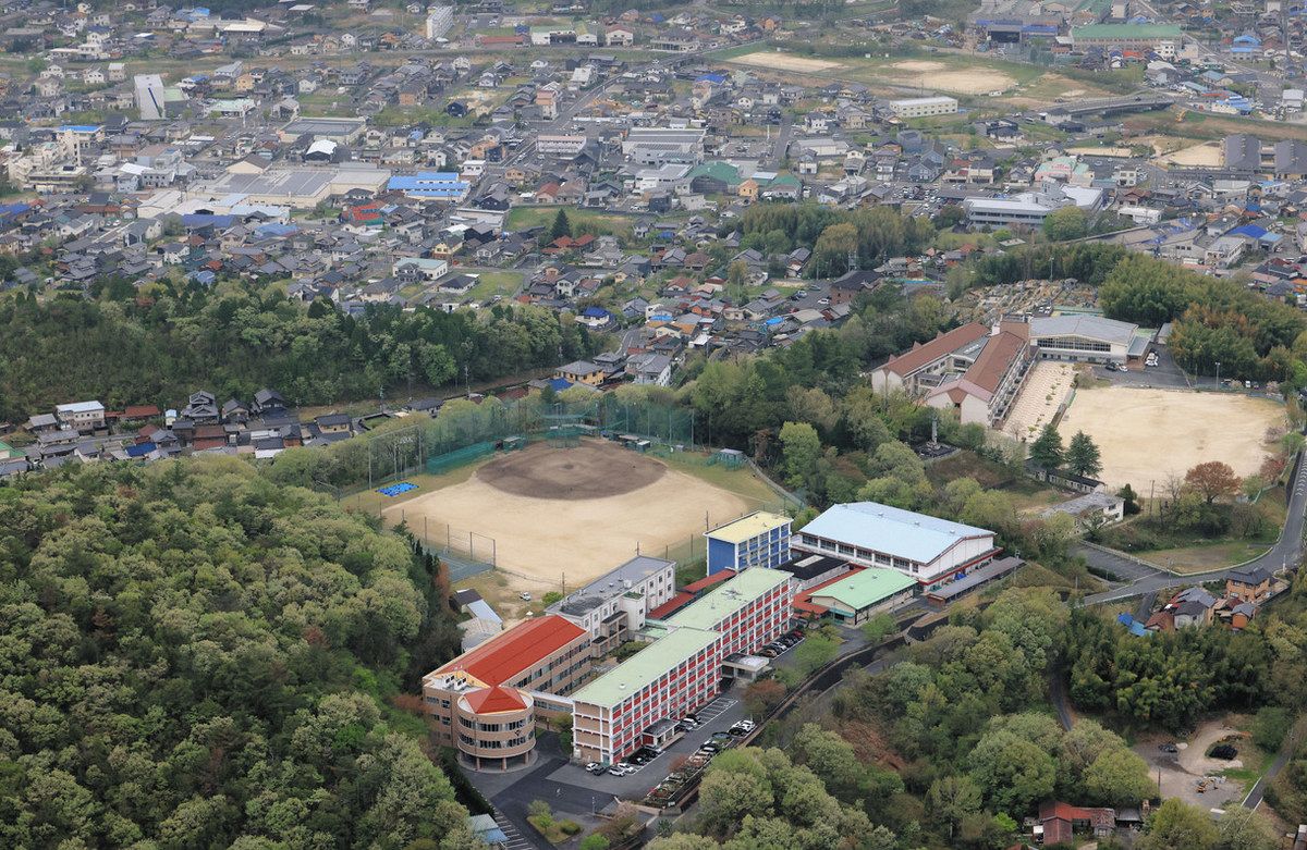 校名の通り紅色の校舎が丘の上に立つ土岐紅陵高＝土岐市下石町で、本社ヘリ「まなづる」から