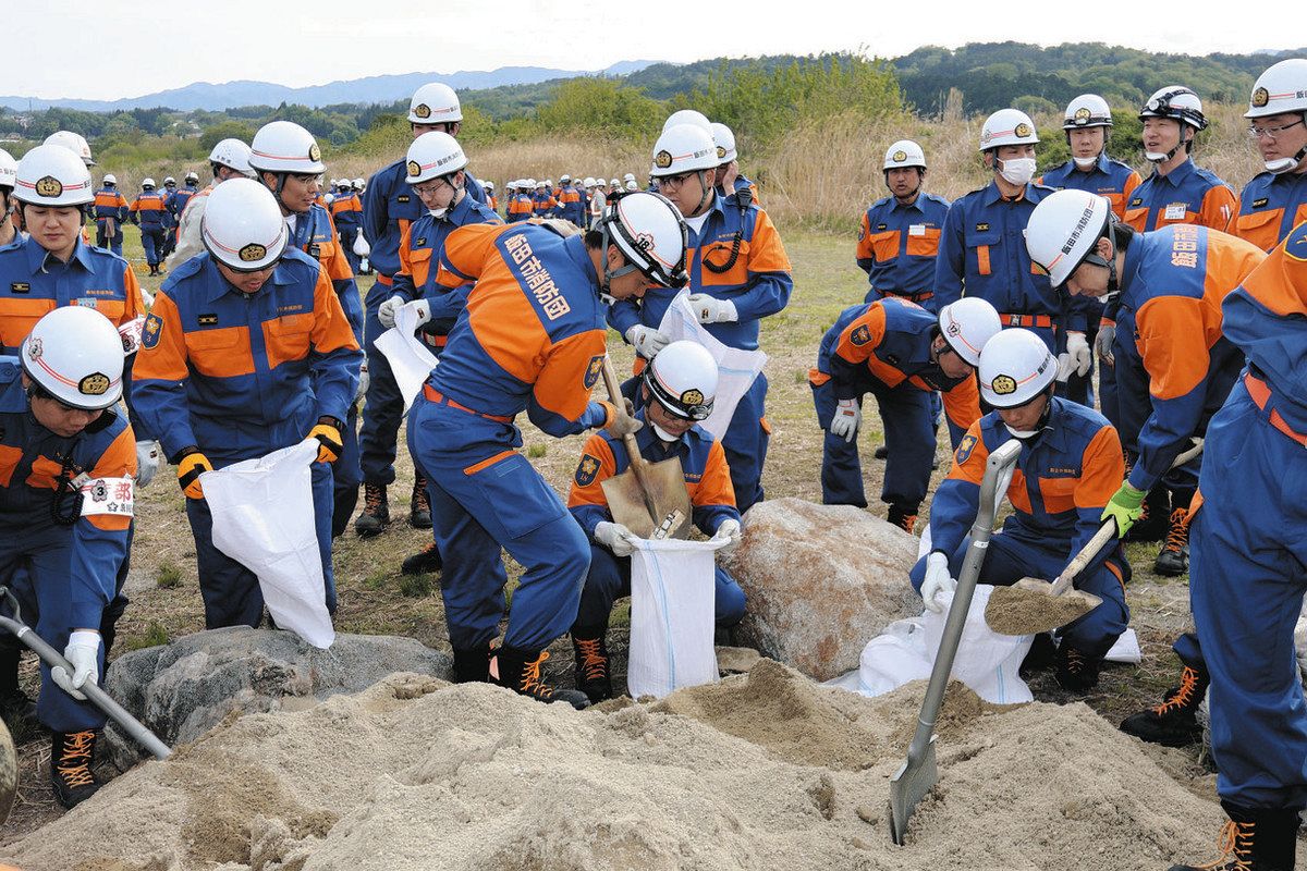 雨シーズン前に水防訓練 飯田市消防団員ら土のう作りなど確認のサムネイル