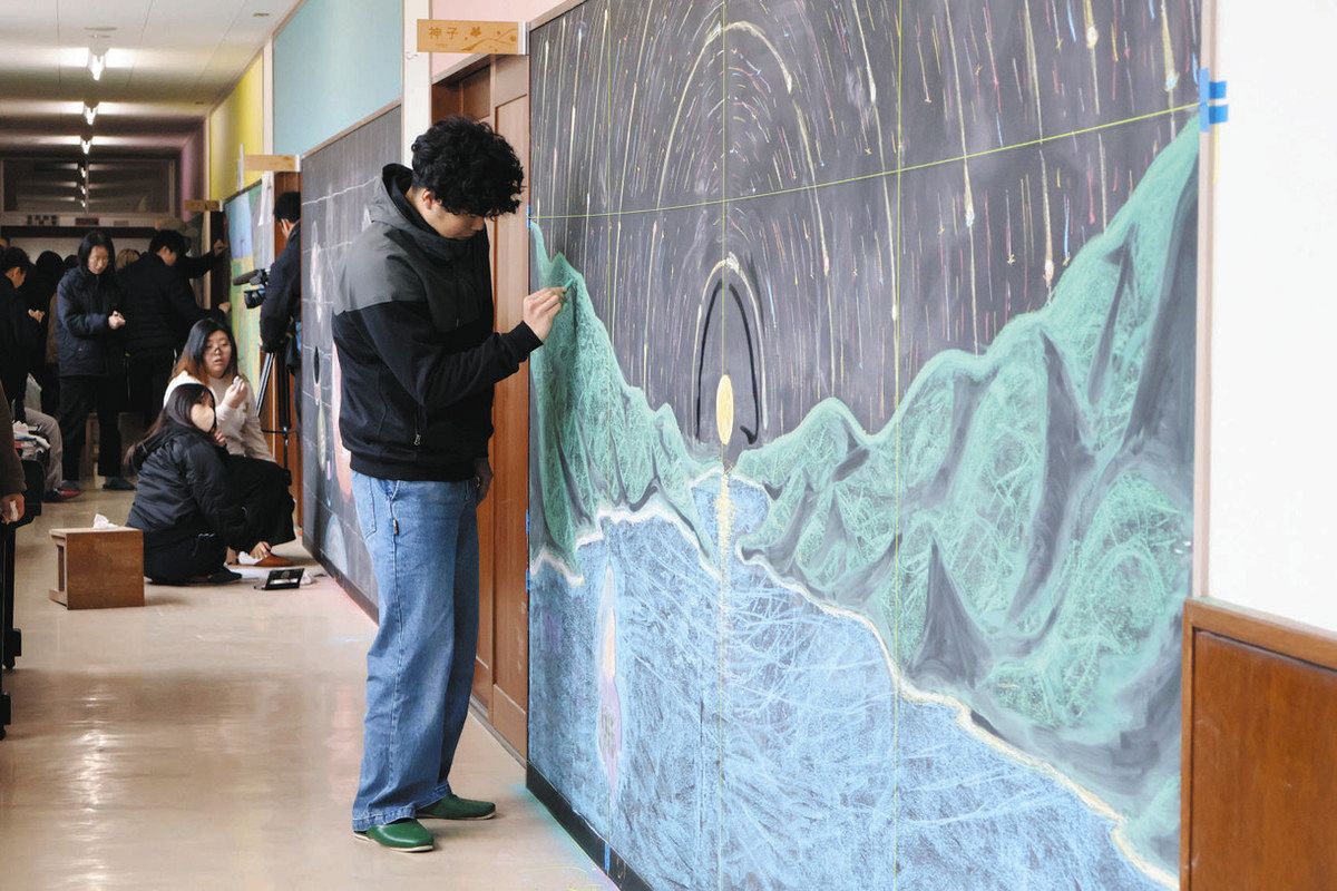 若狭・みさきちのチョークアート、5年ぶりに更新 福井工大生が名物描く