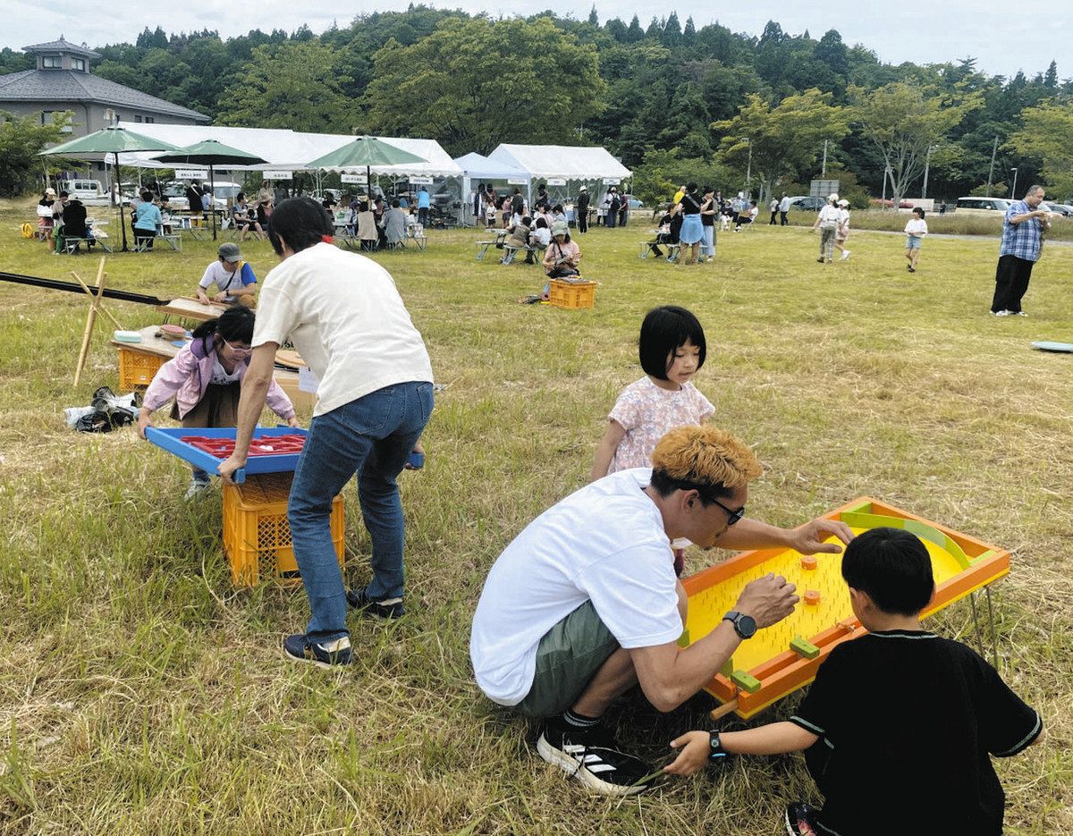 親子連れで楽しめる「まあそい市」。当日１４日は１５のテントが並ぶ＝６月９日、七尾市の能登島で