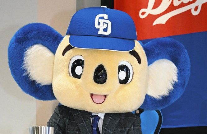 ドアラ、『覚えてあげて』ブログに中日ルーキーとのツーショット 「弟
