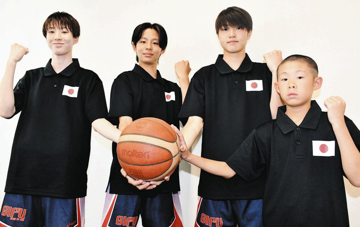 日韓青少年夏季スポーツ交流に参加する（左から）河合さん、曽根さん、虎沢さん、清水さん＝土岐市役所で
