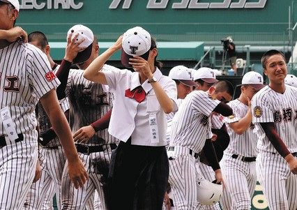 鳥栖工の女子マネージャー・緒方美月さんが甲子園の土を集める様子に