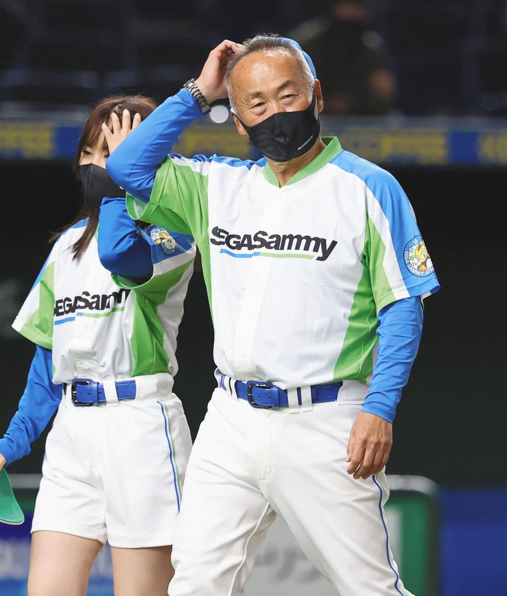 セガサミー―Honda熊本　9回裏Honda熊本に敗れ、引き揚げるセガサミー・西田監督