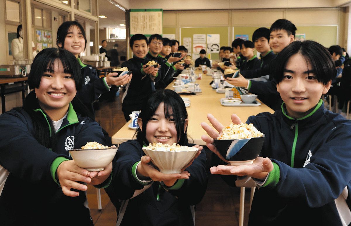 記念品を受け取った生徒たち＝土岐市濃南中で
