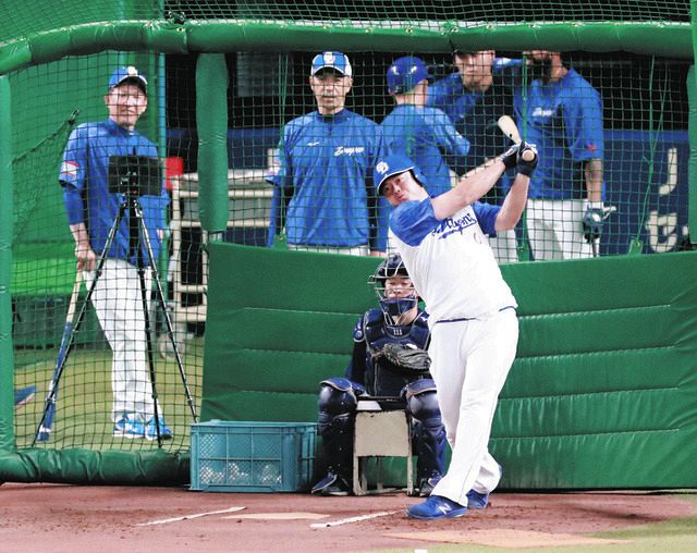 早出でフリー打撃をする細川成也を見守る立浪和義監督【写真】：中日スポーツ・東京中日スポーツ