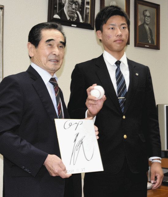 御前崎出身のプロ野球選手として、一歩を踏み出す二俣翔一選手（右）＝御前崎市役所で