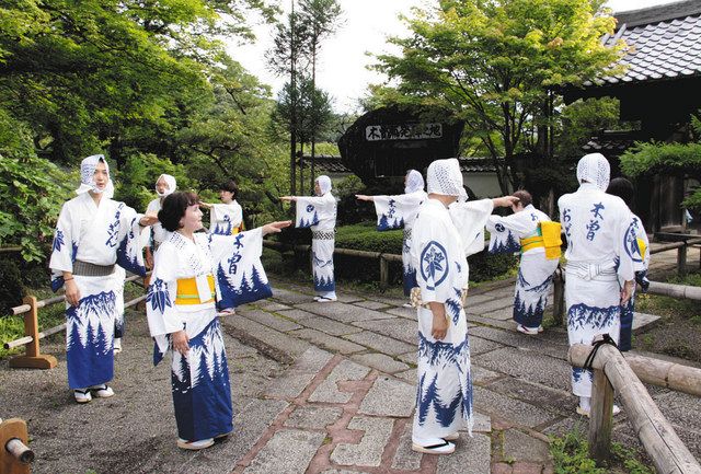 「木曽踊発祥之地」の碑の前で踊る保存会員たち＝２０２０年８月、木曽町福島の興禅寺で 