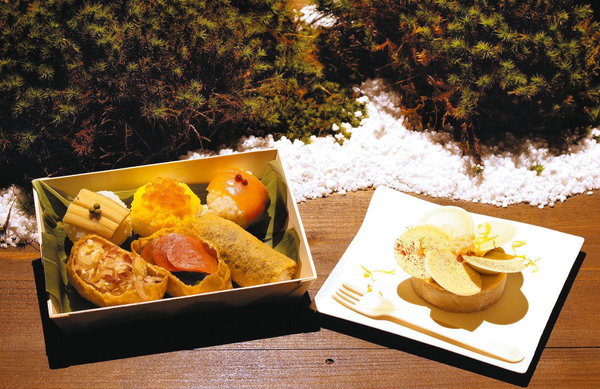 イベントで楽しめるいなりずし弁当（左）と仏教をテーマにしたケーキ