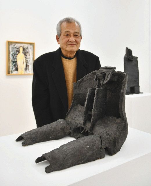個展を開いている伊藤慶二さん。人体をモチーフにした立体作品「うずくまる」（手前）や油彩画を展示している