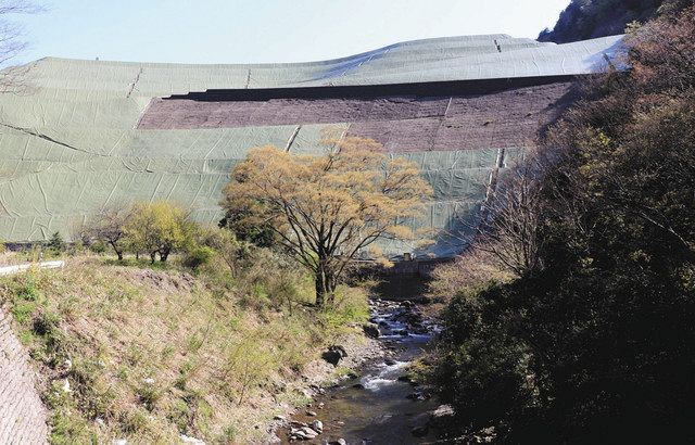 木の芽川（手前）への汚水漏れ対策工事が実施された民間ごみ処分場＝敦賀市樫曲で 