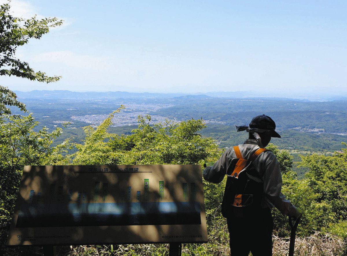 山頂から望む瑞浪市の市街地（中央）＝瑞浪市の屏風山で
