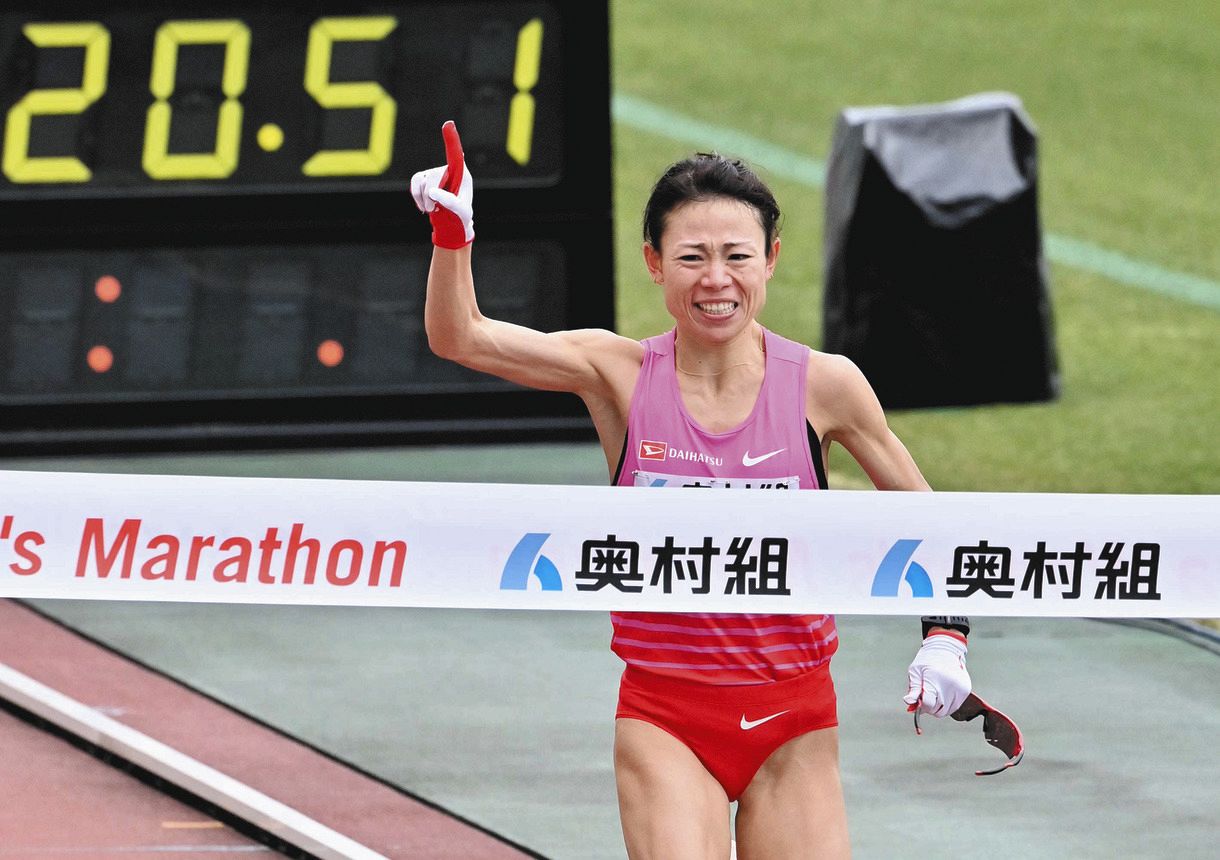 大阪国際女子マラソンに出場し１位でゴールする松田瑞生