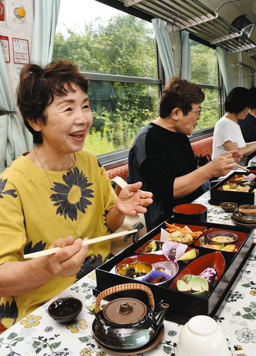 多彩なキノコ料理と車窓を楽しむ参加者＝恵那市で
