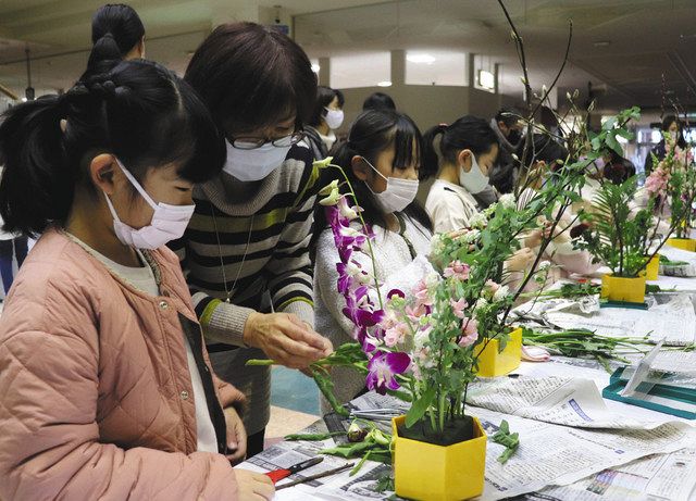 春の花 皿や花瓶に 加賀 小学生の生け花発表会 北陸中日新聞web