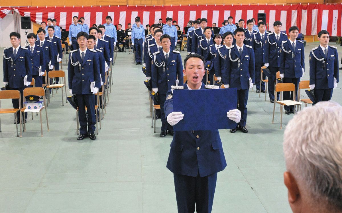県民に寄り添う 優しい警察官に」 県警察学校短期課程27人卒業：日刊