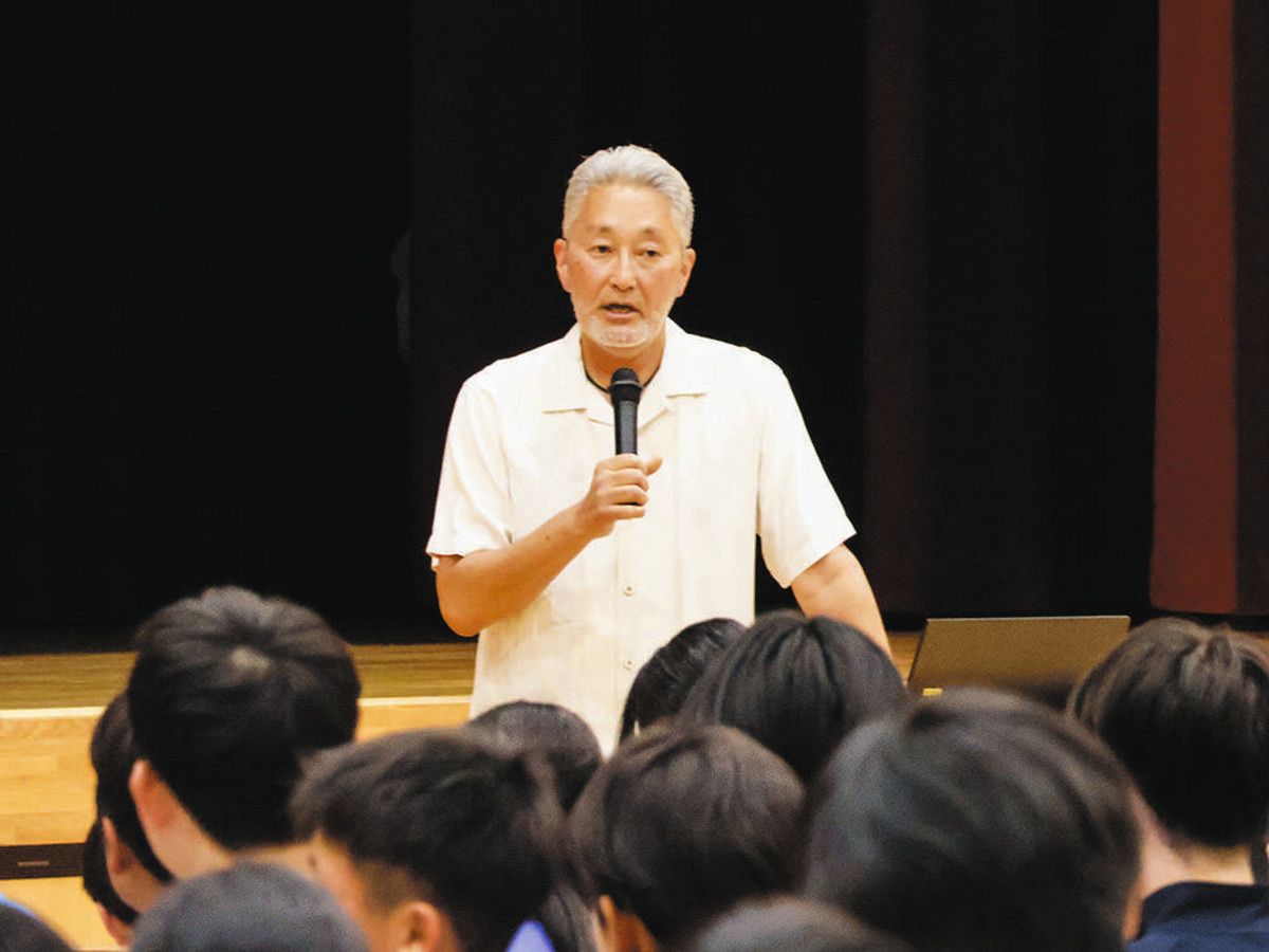 夢や目的の実現に向けた話をした平井さん＝恵那市の恵那南中で