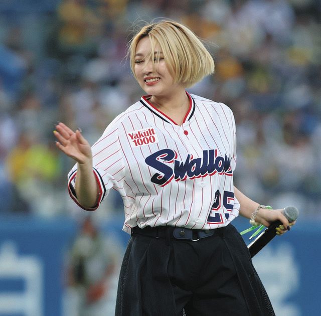 元「私立恵比寿中学」柏木ひなたがノーバン始球式 大ファンのヤクルト  