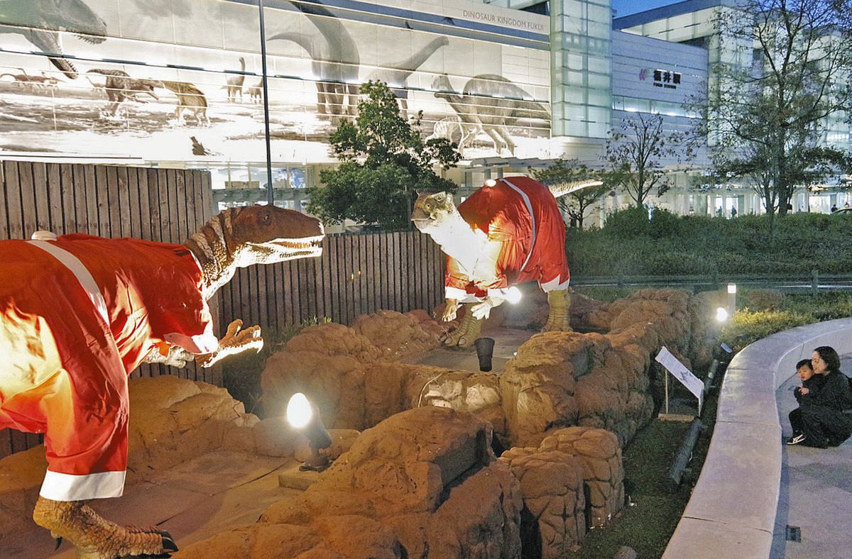 寒さには弱いけど？…恐竜がクリスマス仕様に 福井駅西口のモニュメント