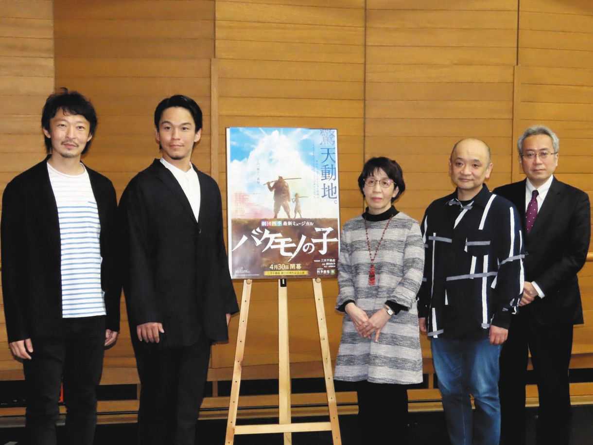 会見に出席した（左から）伊藤潤一郎、田中彰孝、脚本・歌詞の高橋知伽江さん、吉田智誉樹社長