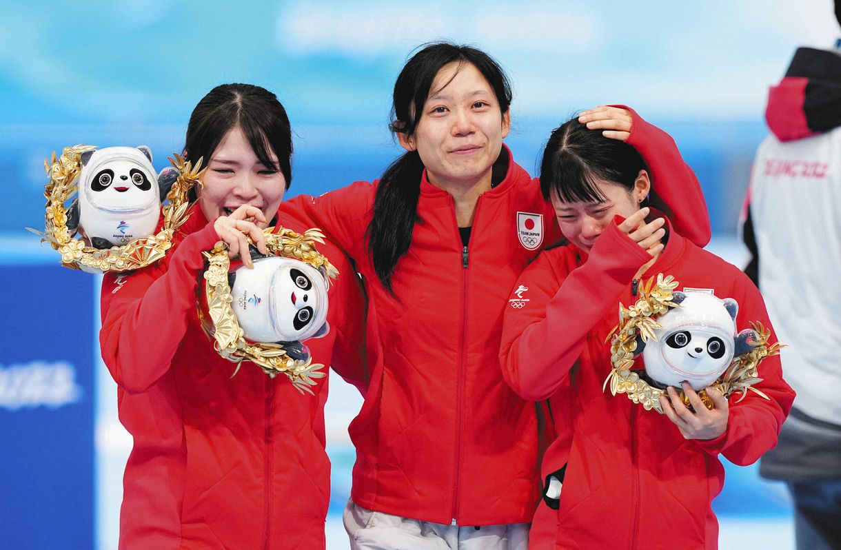 女子団体追い抜きで銀メダルとなった（左から）佐藤綾乃、高木美帆、高木菜那
