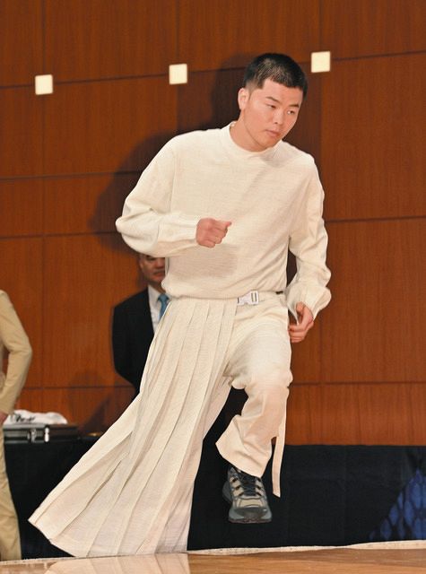 写真複数】個性的な衣装で登場した那須川天心：中日スポーツ・東京中日 