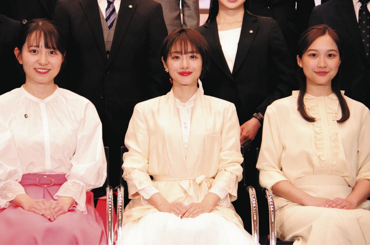 ◇石原さとみ、新人女子アナとのスリーショット【写真】：中日スポーツ