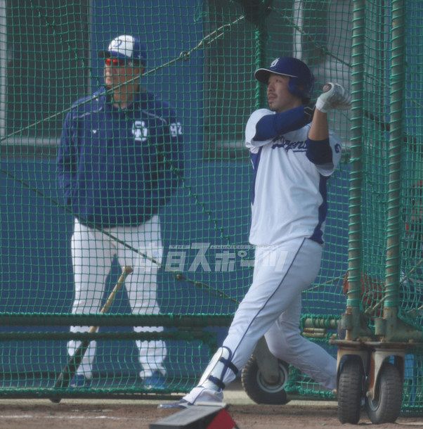 打撃練習する阿部（右）と打球の行方を見る与田監督