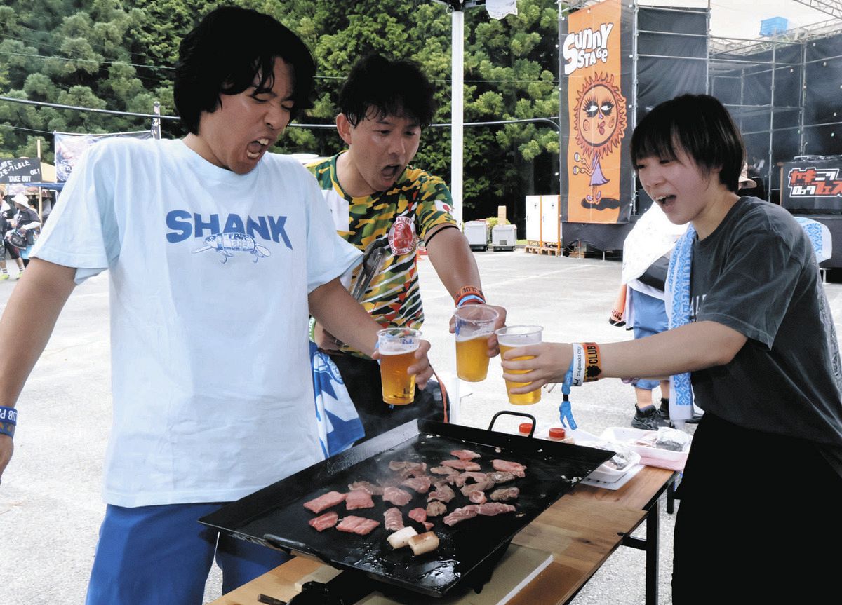 焼き肉ロックフェス 自然の中で焼き肉と音楽満喫 飯田で「焼來肉ロックフェス」開幕：中日