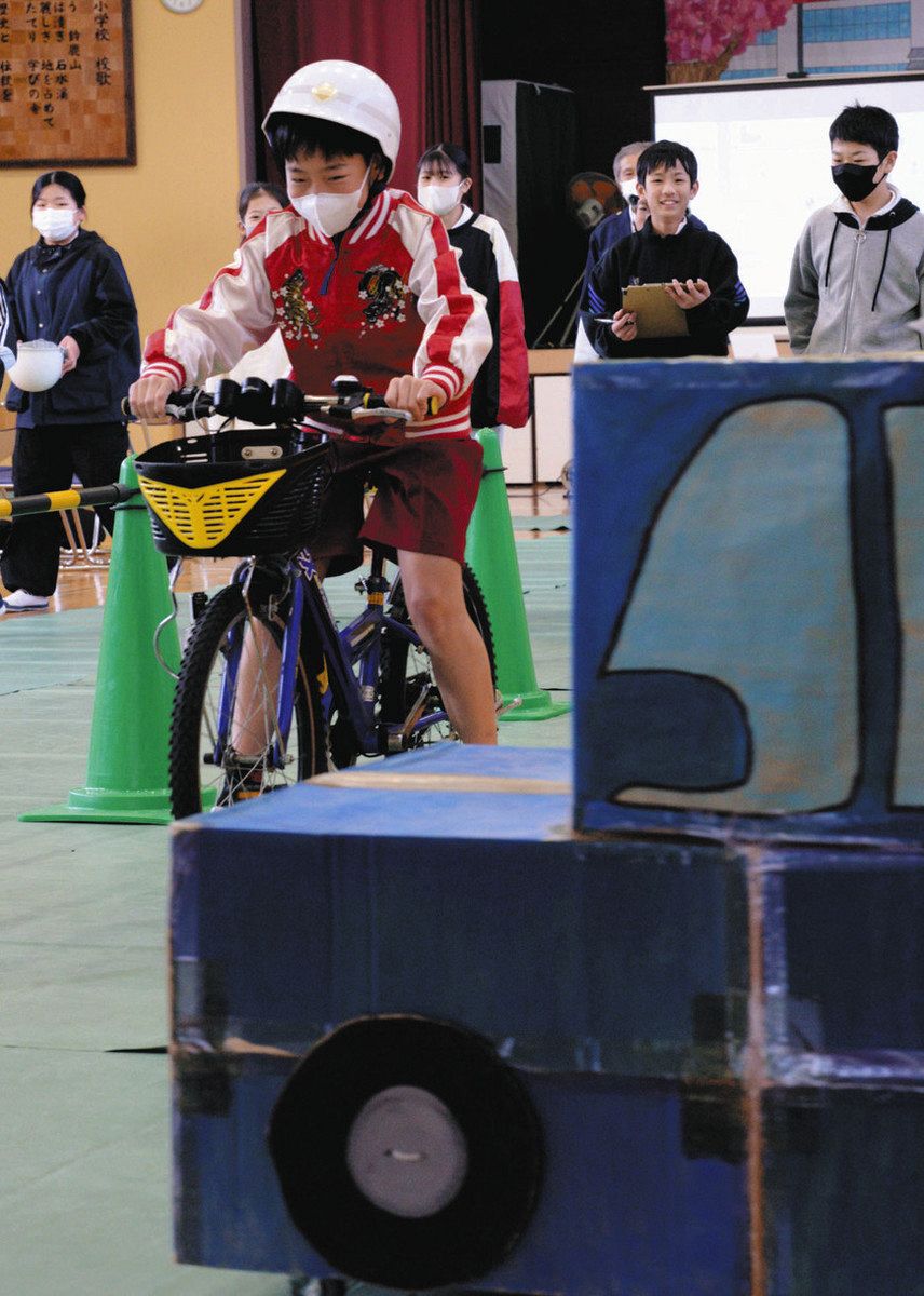 自転車の安全な使い方を学ぶ児童＝亀山市野登小で 