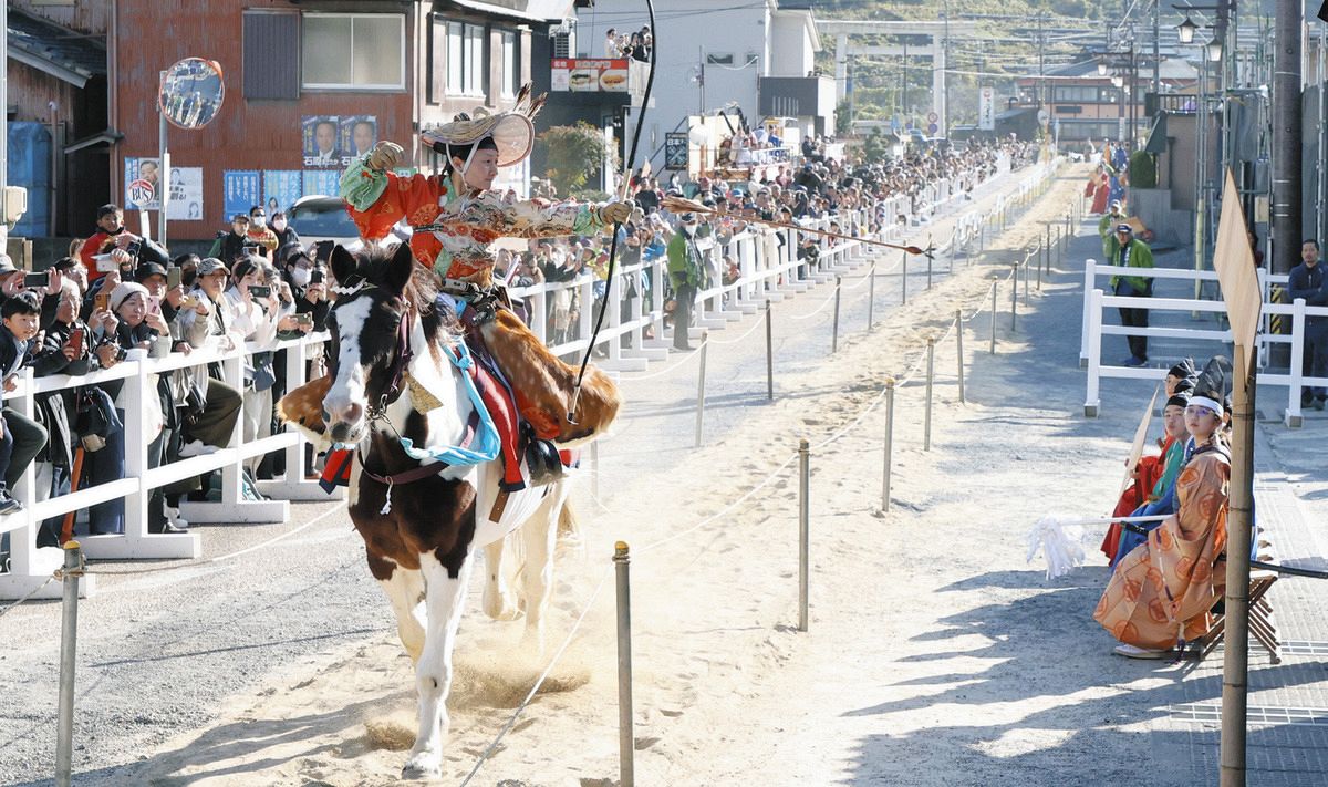 多度流鏑馬、迫力の武者絵巻 上げ馬神事問題などで5年ぶりの開催：中日
