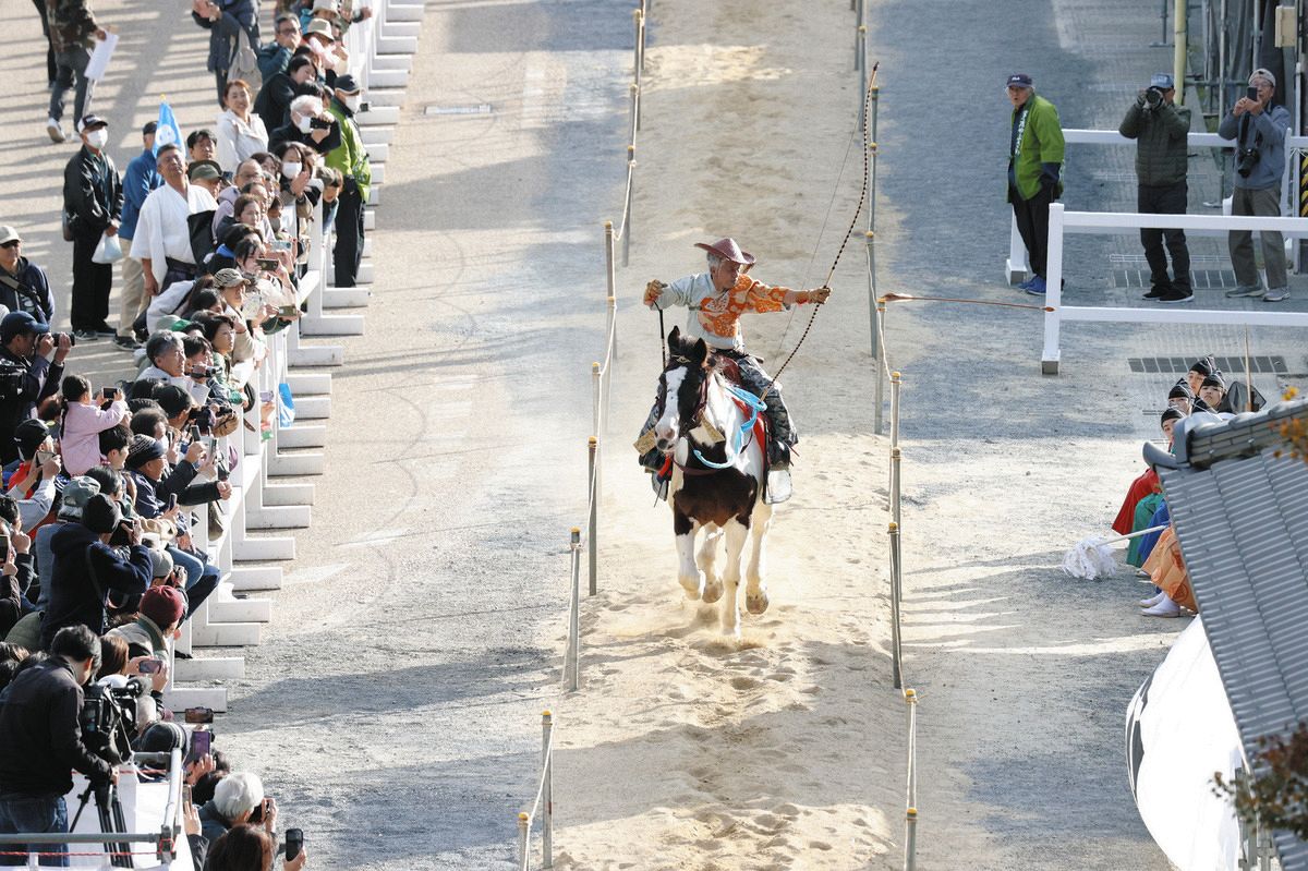 多度流鏑馬、迫力の武者絵巻 上げ馬神事問題などで5年ぶりの開催：中日